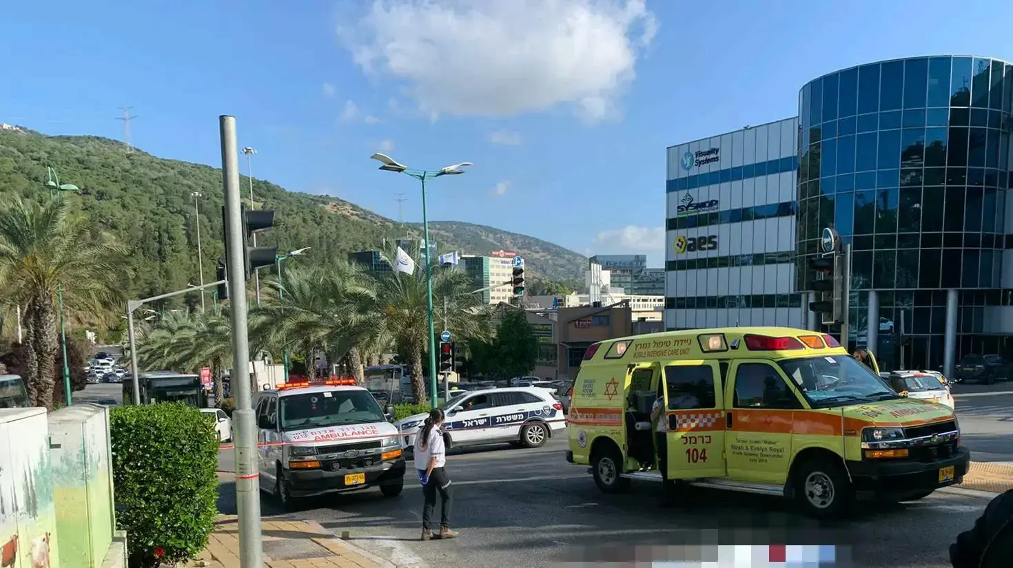 זירת התאונה בה הולכת רגל נהרגה מפגיעת אוטובוס ביקנעם, 1 ביוני 2020 זירת התאונה בה הולכת רגל נהרגה מפגיעת אוטובוס ביקנעם, 1 ביוני 2020