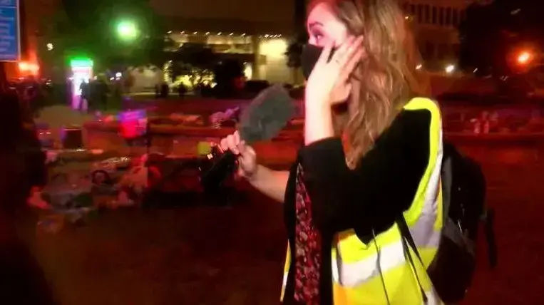 הכתבת קייטלין ראסט בהפגנה בעיר לואיוויל, קנטאקי, 30 במאי 2020 הכתבת קייטלין ראסט בהפגנה בעיר לואיוויל, קנטאקי, 30 במאי 2020