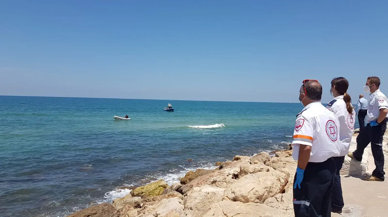 צוותי מד"א בחוף מנטה ריי בתל אביב לאחר שגבר טבע למוות, 1 ביוני 2020 צוותי מד"א בחוף מנטה ריי בתל אביב לאחר שגבר טבע למוות, 1 ביוני 2020
