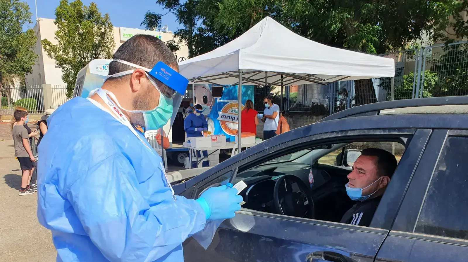 בדיקות קורונה בבית הספר התיכון הרב תחומי למדעים ואומניות ע"ש קלמן צהר, חדרה,1 ביולי 2020 בדיקות קורונה בבית הספר התיכון הרב תחומי למדעים ואומניות ע"ש קלמן צהר, חדרה,1 ביולי 2020