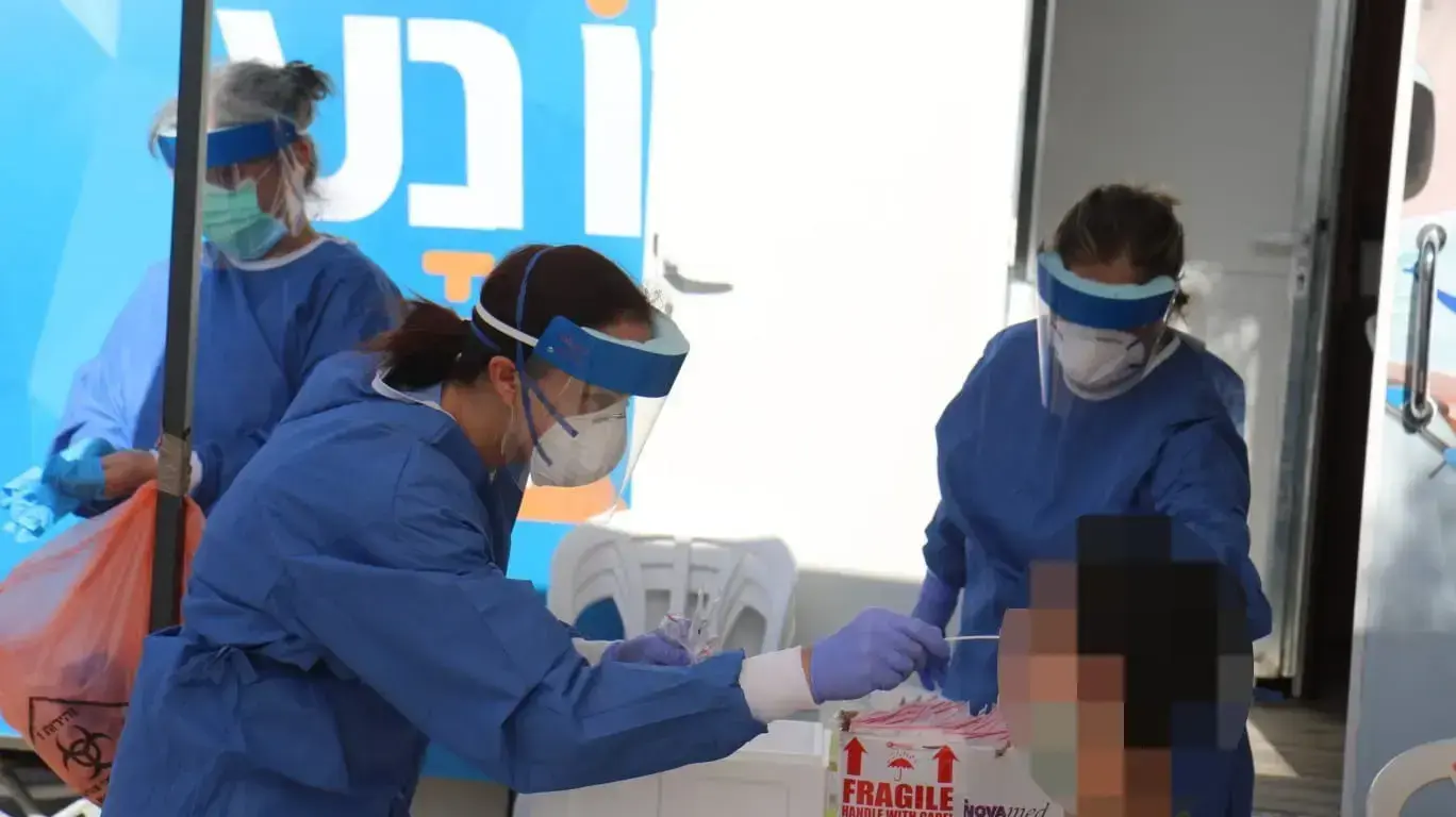 בדיקות קורונה בבית הספר התיכון הרב תחומי למדעים ואומניות ע"ש קלמן צהר, חדרה,1 ביולי 2020 בדיקות קורונה בבית הספר התיכון הרב תחומי למדעים ואומניות ע"ש קלמן צהר, חדרה,1 ביולי 2020