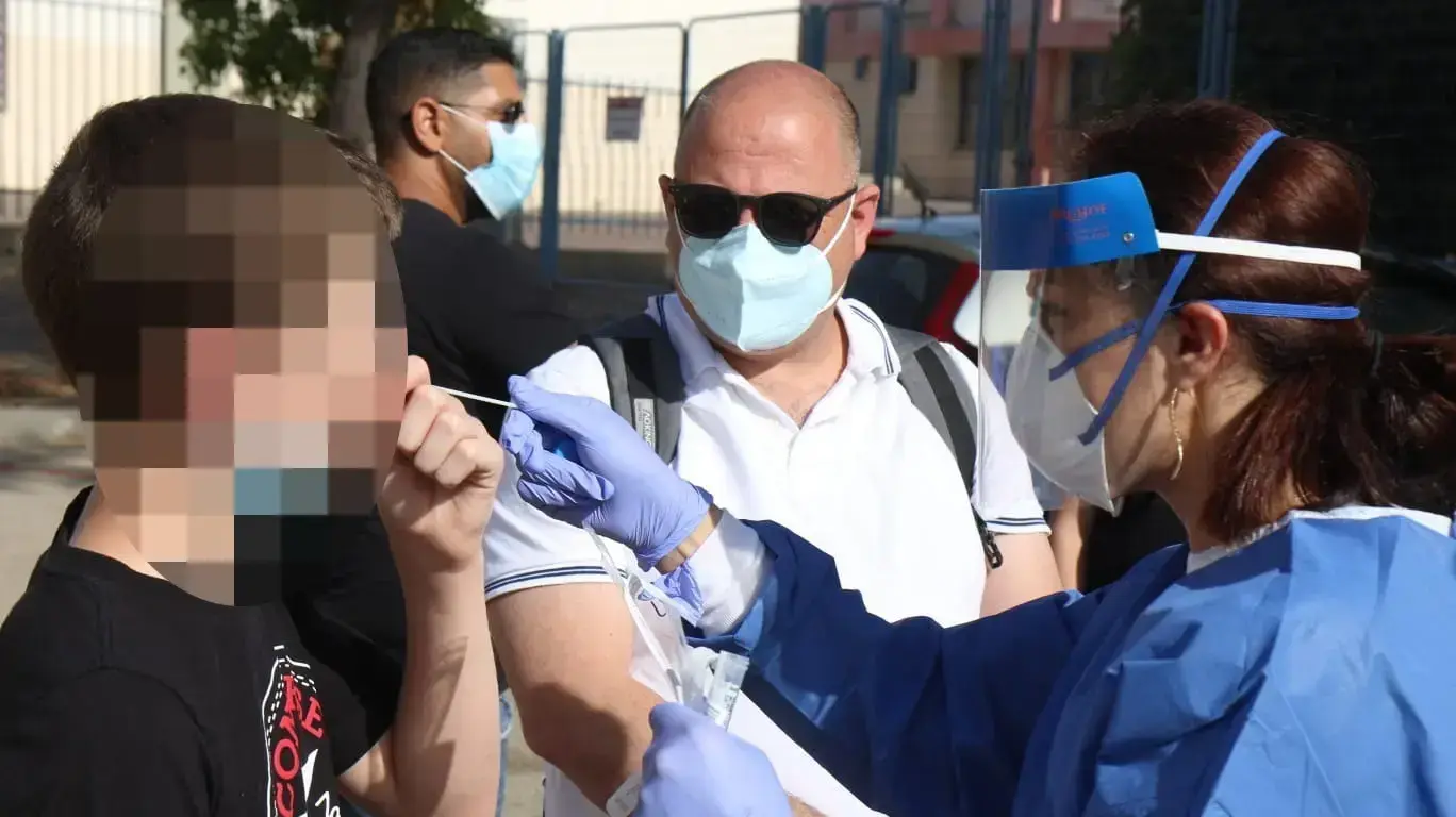 בדיקות קורונה בבית הספר התיכון הרב תחומי למדעים ואומניות ע"ש קלמן צהר, חדרה,1 ביולי 2020 בדיקות קורונה בבית הספר התיכון הרב תחומי למדעים ואומניות ע"ש קלמן צהר, חדרה,1 ביולי 2020
