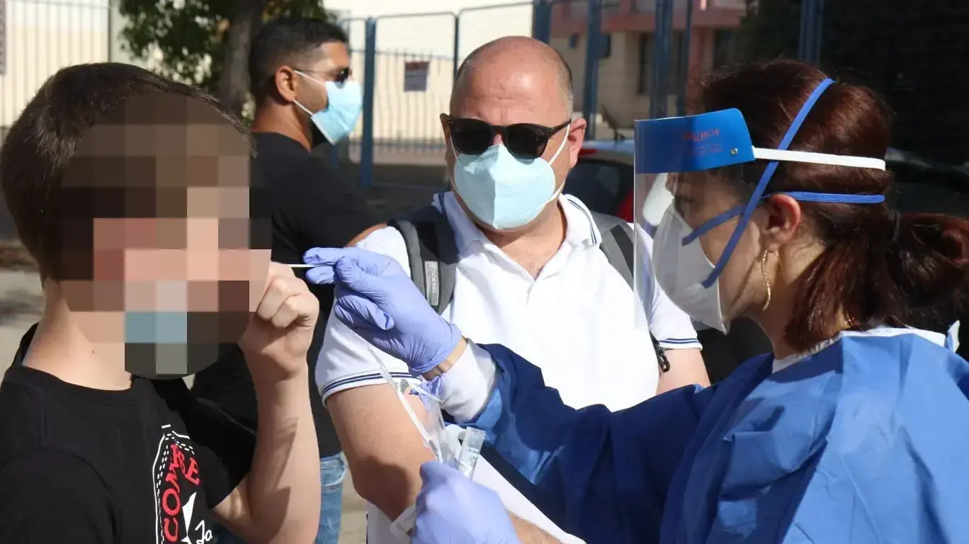 בדיקות קורונה בבית הספר התיכון הרב תחומי למדעים ואומניות ע"ש קלמן צהר, חדרה,1 ביולי 2020 בדיקות קורונה בבית הספר התיכון הרב תחומי למדעים ואומניות ע"ש קלמן צהר, חדרה,1 ביולי 2020
