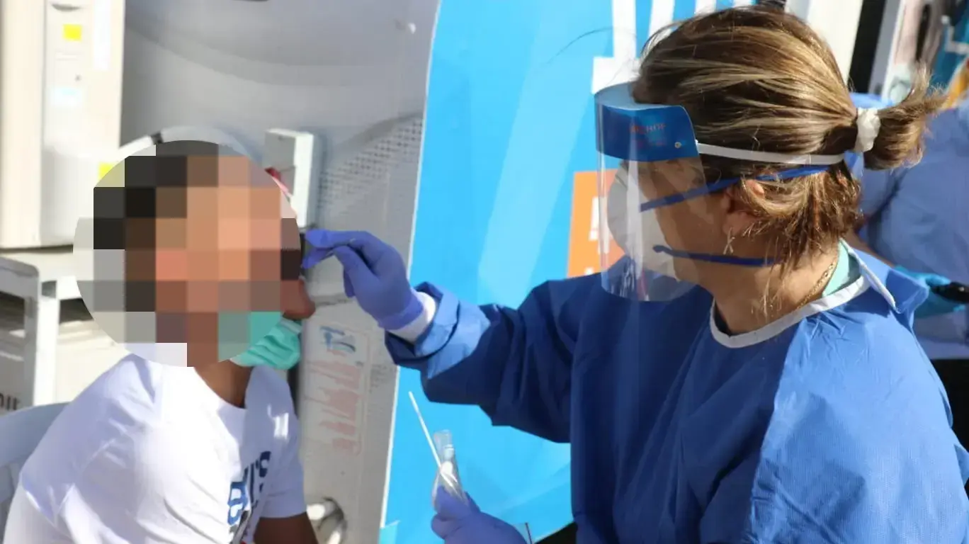 בדיקות קורונה בבית הספר התיכון הרב תחומי למדעים ואומניות ע"ש קלמן צהר, חדרה,1 ביולי 2020 בדיקות קורונה בבית הספר התיכון הרב תחומי למדעים ואומניות ע"ש קלמן צהר, חדרה,1 ביולי 2020