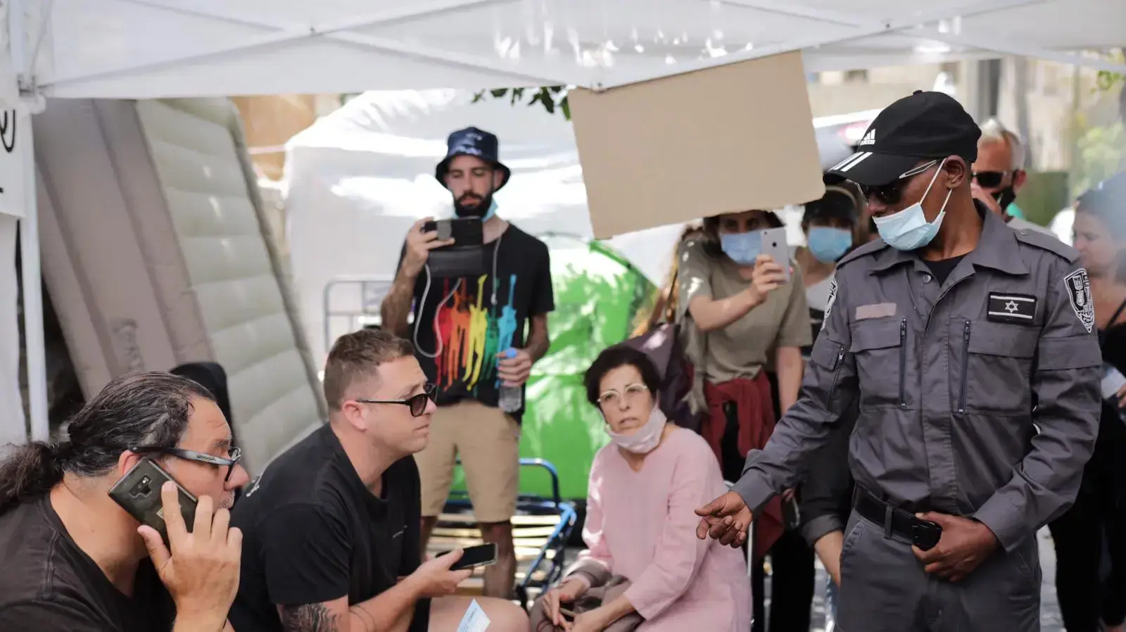 הבעלים של הבארבי שאול מזרחי קיבל דוח מול בית ראש הממשלה נתניהו בבלפור ירושלים הבעלים של הבארבי שאול מזרחי קיבל דוח מול בית ראש הממשלה נתניהו בבלפור ירושלים