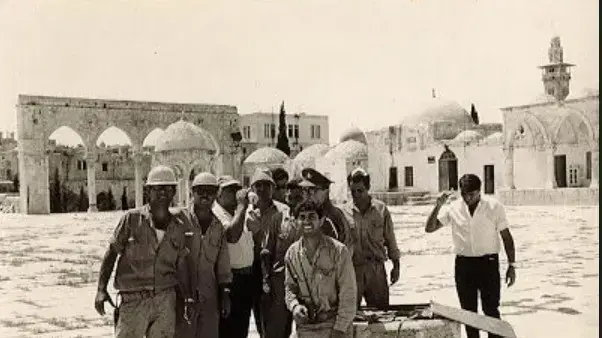 עובדי חברת חשמל ברחבת הר הבית, בטיול מיד אחרי מלחמת ששת הימים. 