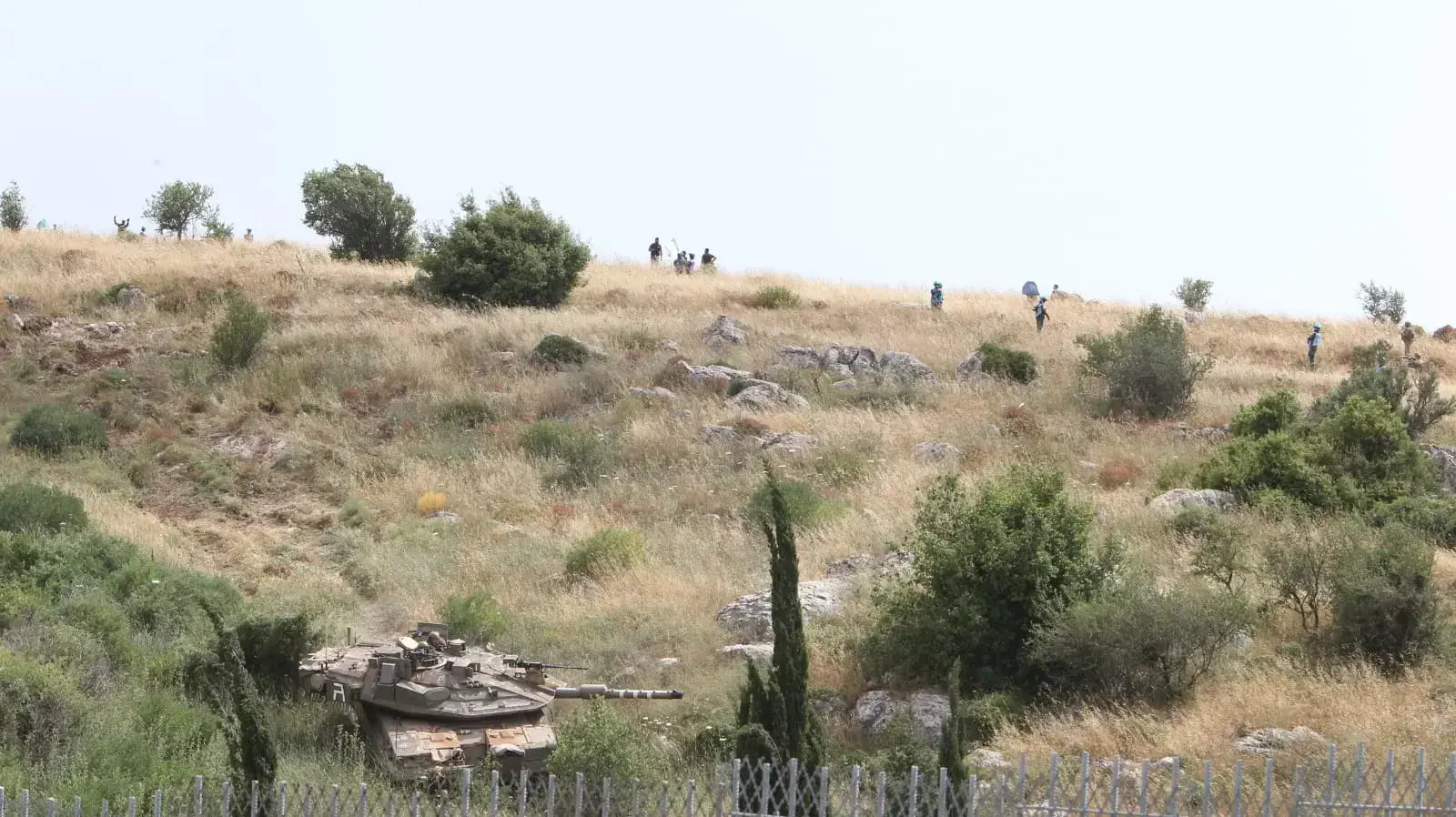 טנקים של צה"ל במובלעת בין הגדר לקו הגבול עם לבנון, מתחת משגב עם טנקים של צה"ל במובלעת בין הגדר לקו הגבול עם לבנון, מתחת משגב עם
