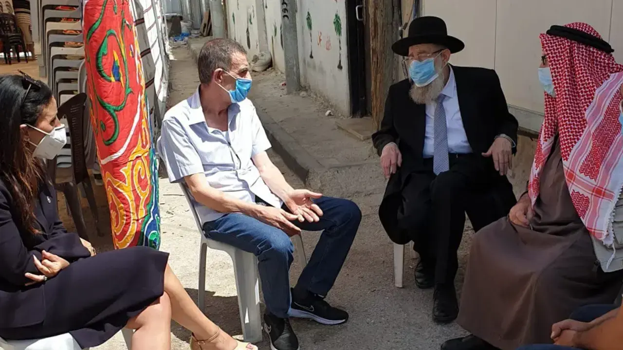 הרב של ירושלים אריה שטרן הגיע לביקור תנחומים בבית משפחתו של איאד אל-חלאק. שטרן הגיע יחד עם המשנה לראש העירייה, פלר חסן נחום, 2 ביוני 2020 הרב של ירושלים אריה שטרן הגיע לביקור תנחומים בבית משפחתו של איאד אל-חלאק. שטרן הגיע יחד עם המשנה לראש העירייה, פלר חסן נחום, 2 ביוני 2020