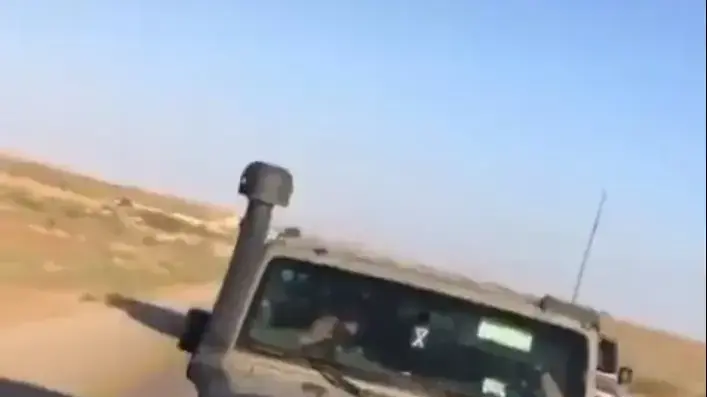 ג'יפ צהל מוקף בנהגים שנוסעים בחוסר זהירות ועושים תנועות גסות בנגב, יוני 2020
