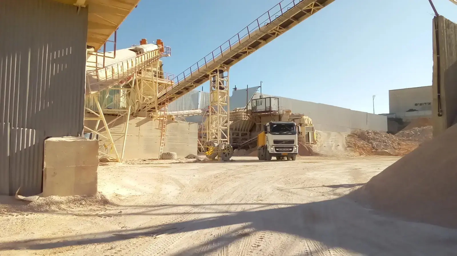 המשרד להגנת הסביבה הוציא צו סגירה לשני מפעלים באזור התעשייה עטרות בשל זיהום אוויר חמור. יוני 2020 המשרד להגנת הסביבה הוציא צו סגירה לשני מפעלים באזור התעשייה עטרות בשל זיהום אוויר חמור. יוני 2020