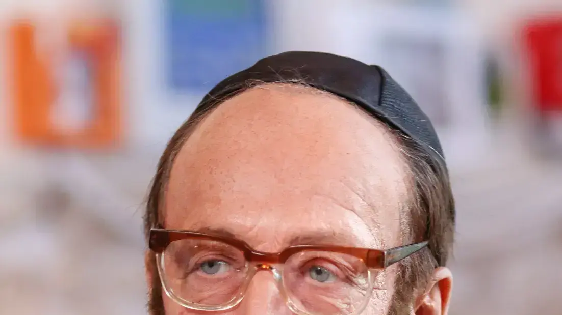 מוני מושונוב בדמות הרב לוינגר בעונה הרביעית של הסדרה "היהודים באים" מוני מושונוב בדמות הרב לוינגר בעונה הרביעית של הסדרה "היהודים באים"