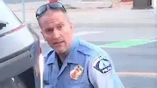 השוטר דרק צ'ובין מצמיד את ברכו לצווארו של ג'ורג' פלויד, מיניאפוליס, 25 במאי 2020 השוטר דרק צ'ובין מצמיד את ברכו לצווארו של ג'ורג' פלויד, מיניאפוליס, 25 במאי 2020