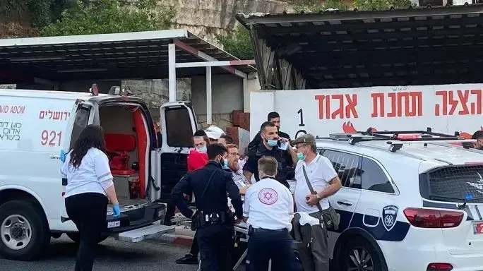 יהודה גליק מפונה לבית החולים לאחר שהוכה כשיצא מבית משפחת הצעיר שנורה למוות בירושלים 4 ביוני 2020 