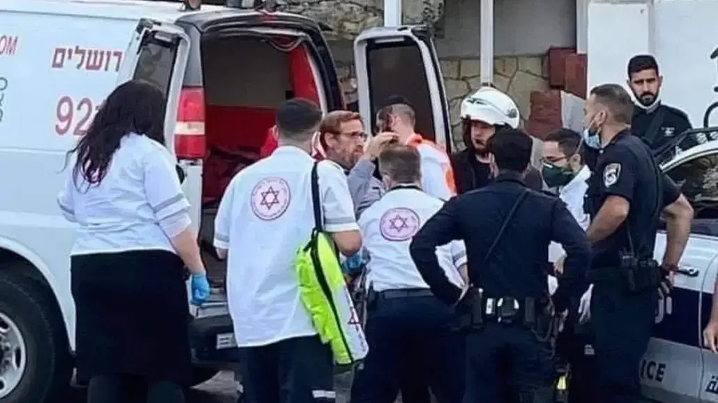יהודה גליק מפונה לבית החולים לאחר שהוכה כשיצא מבית משפחת הצעיר שנורה למוות בירושלים 4 ביוני 2020 יהודה גליק מפונה לבית החולים לאחר שהוכה כשיצא מבית משפחת הצעיר שנורה למוות בירושלים 4 ביוני 2020