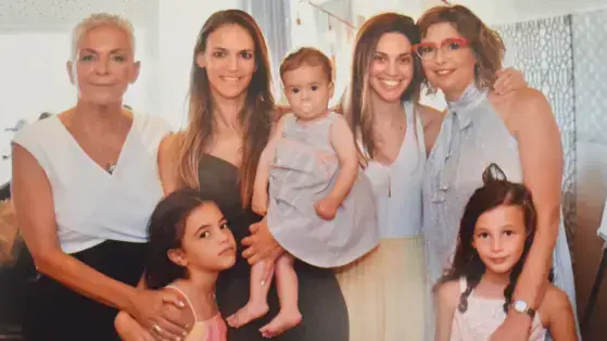 נחמה קניג עם בנותיה, כלתה ונכדותיה נחמה קניג עם בנותיה, כלתה ונכדותיה