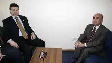 השגריר הטורקי אחמט אוגוז צ'ליקול (מימין) וסגן שר החוץ דני אילון, בלשכת הסגן בירושלים
השגריר הטורקי אחמט אוגוז צ'ליקול (מימין) וסגן שר החוץ דני אילון, בלשכת הסגן בירושלים