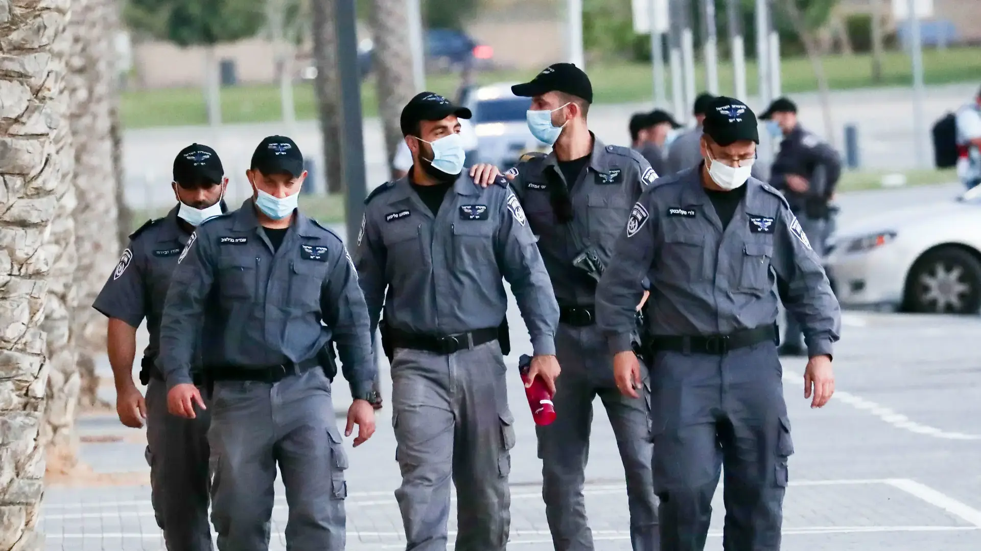 שוטרים עם מסיכות מחוץ לאצטדיון בבאר שבע שוטרים עם מסיכות מחוץ לאצטדיון בבאר שבע