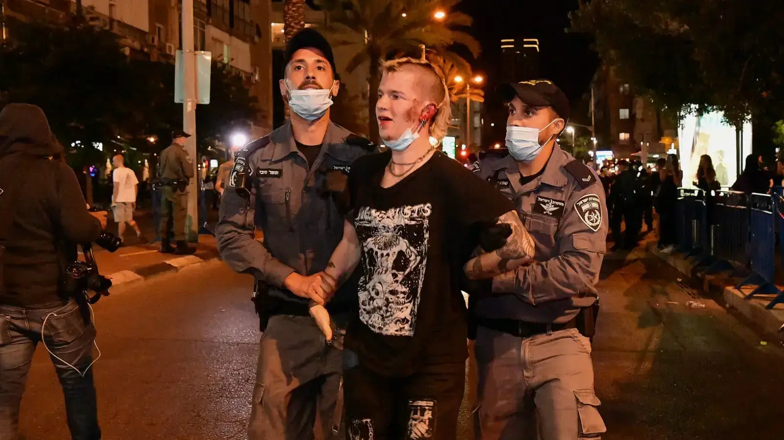 שוטרי מג"ב מפנים מפגין במחאה נגד תכנית הסיפוח בכיכר רבין בתל אביב. 06 ביוני 2020 שוטרי מג"ב מפנים מפגין במחאה נגד תכנית הסיפוח בכיכר רבין בתל אביב. 06 ביוני 2020