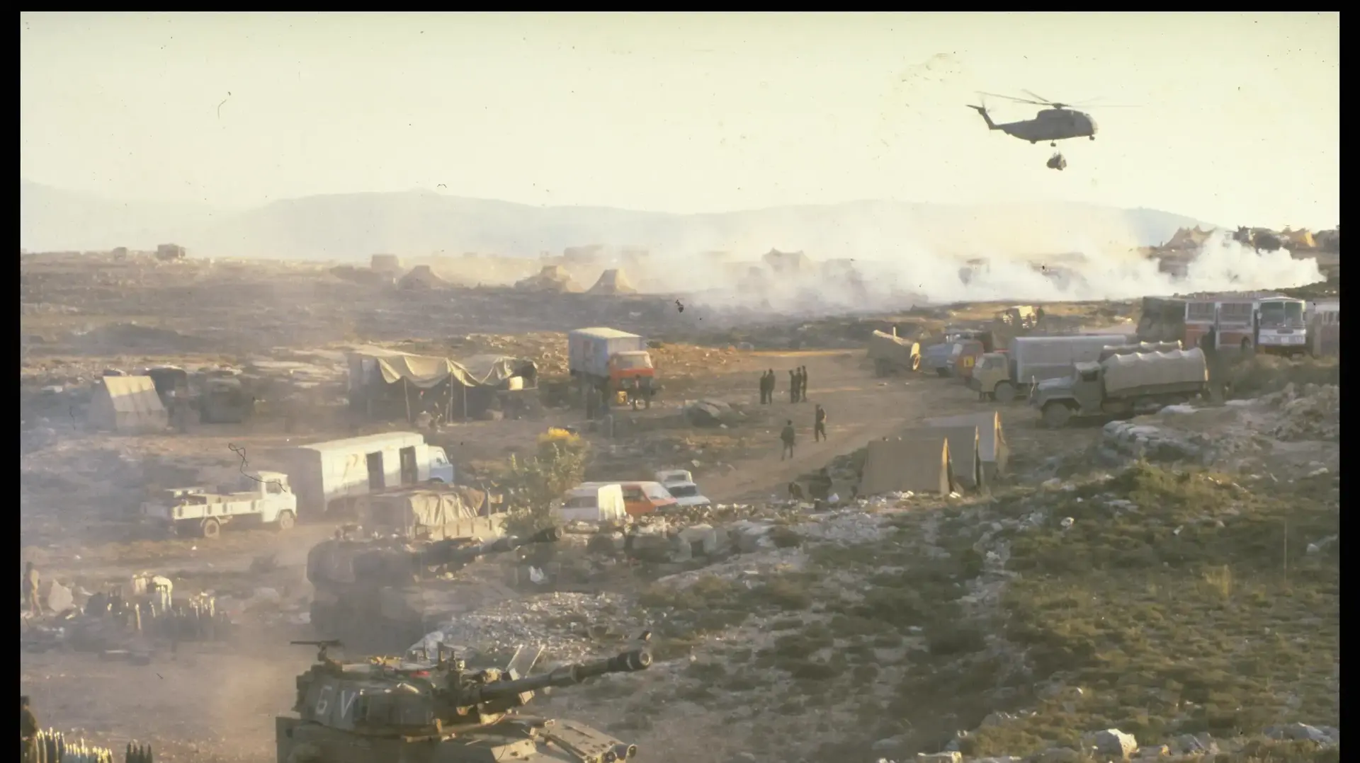 מסוק מנחית אספקה למחנה של צה"ל בלבנון, דרומית לכביש בין ביירות לדמשק, יוני 1982 מסוק מנחית אספקה למחנה של צה"ל בלבנון, דרומית לכביש בין ביירות לדמשק, יוני 1982