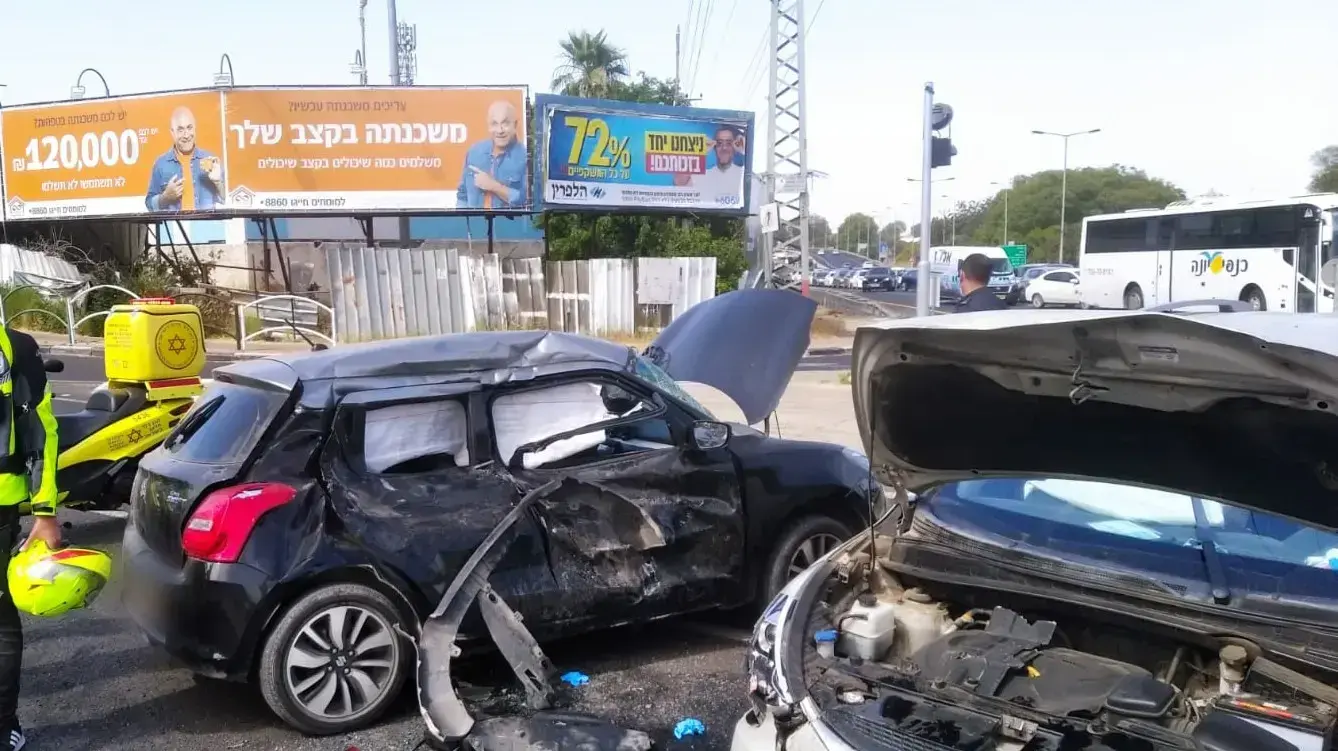 תאונת דרכים בין 2 כלי רכב בכביש 40 סמוך לצומת ביל"ו. 7 ביוני 2020 תאונת דרכים בין 2 כלי רכב בכביש 40 סמוך לצומת ביל"ו. 7 ביוני 2020