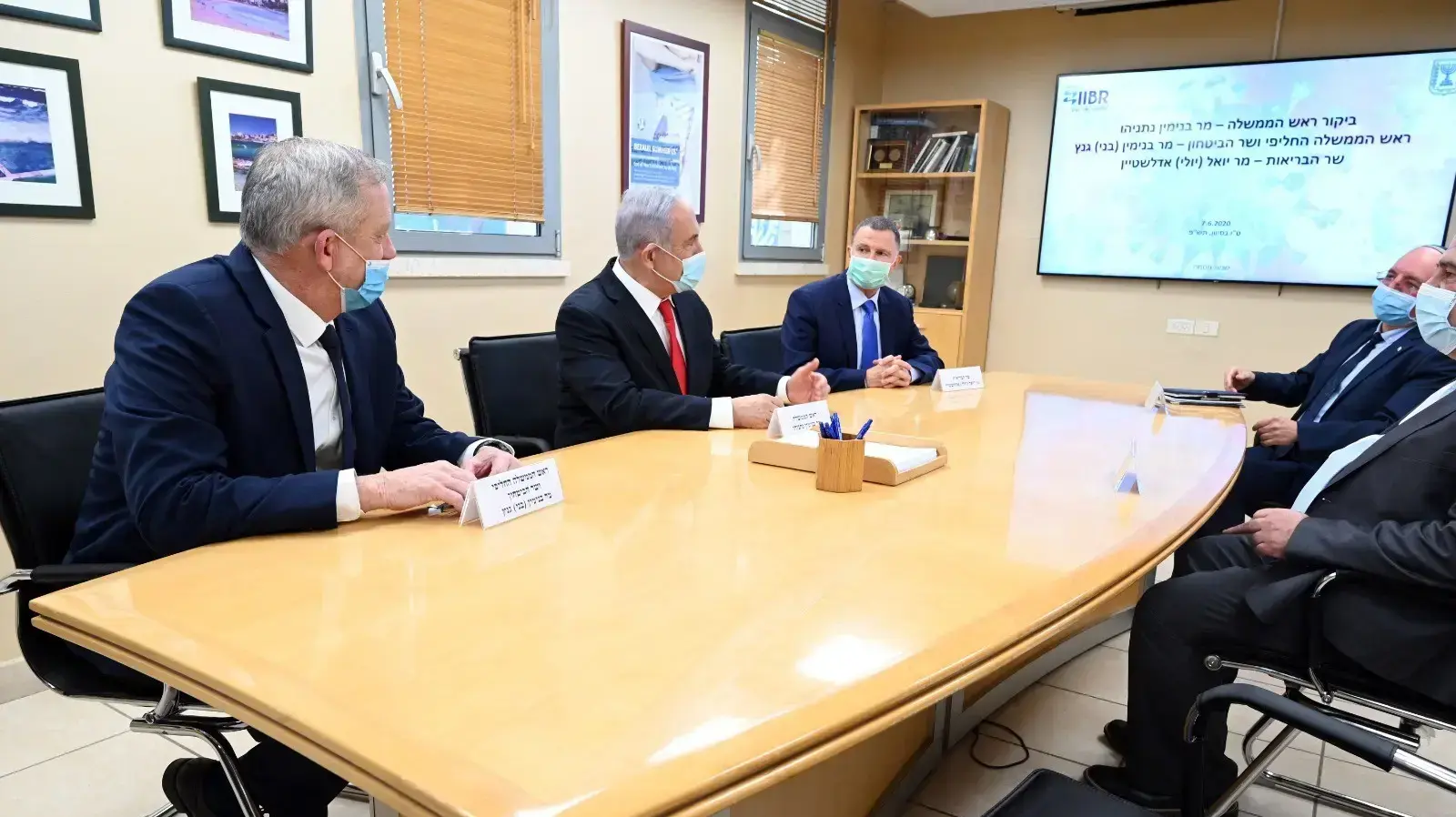 ראש הממשלה החליפי ושר הביטחון, בני גנץ, במהלך ביקור עם ראש הממשלה בנימין נתניהו, שר הבריאות יולי אדלשטיין, וראש המל"ל מאיר בן שבת, במכון הביולוגי בנס ציונה 7 ביוני 2020
ראש הממשלה החליפי ושר הביטחון, בני גנץ, במהלך ביקור עם ראש הממשלה בנימין נתניהו, שר הבריאות יולי אדלשטיין, וראש המל"ל מאיר בן שבת, במכון הביולוגי בנס ציונה 7 ביוני 2020