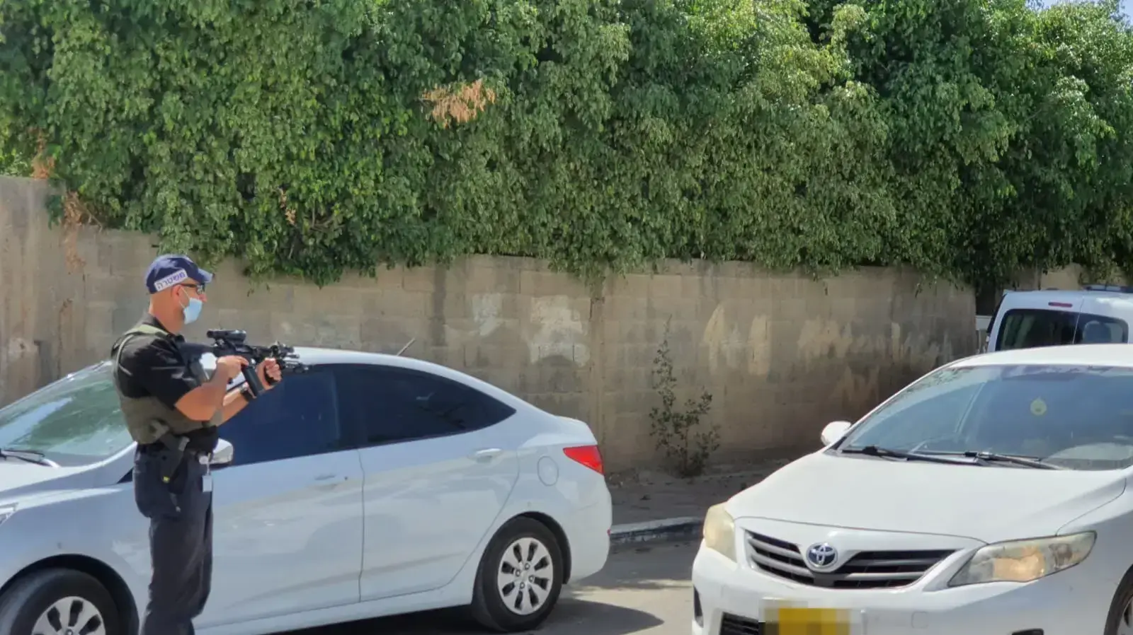 שוטר עם נשק שלוף ברמלה 8 ביוני 2020 שוטר עם נשק שלוף ברמלה 8 ביוני 2020