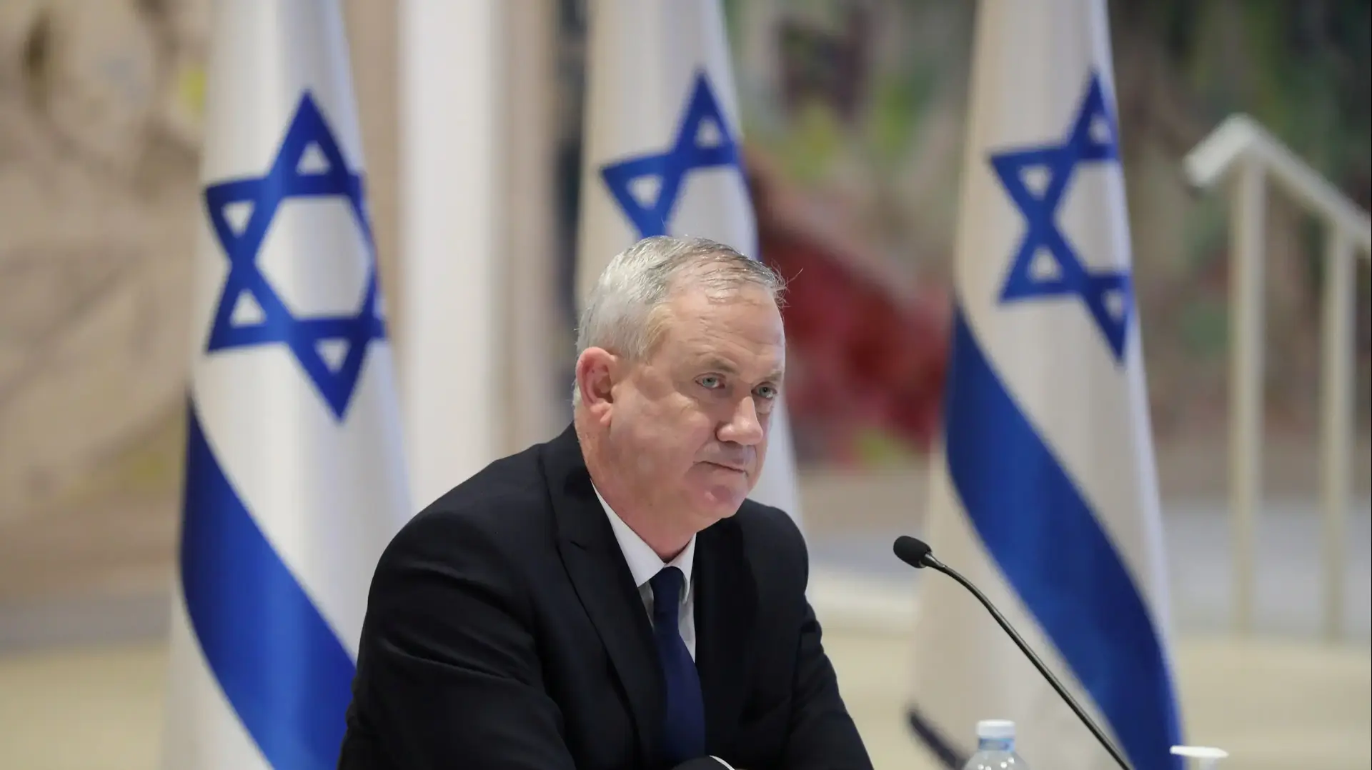 שר הביטחון וראש הממשלה החליפי בני גנץ בישיבת הממשלה ב-24 במאי 2020 שר הביטחון וראש הממשלה החליפי בני גנץ בישיבת הממשלה ב-24 במאי 2020