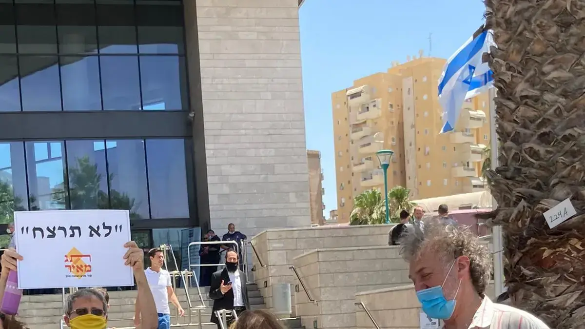 פעילי תג מאיר מפגינים מול הדיון על הטיעונים לעונש בפרשת דומה, 9 ביוני 2020
דיון טיעונים לעונש לעמירם בן אוליאל פעילי תג מאיר מפגינים מול הדיון על הטיעונים לעונש בפרשת דומה, 9 ביוני 2020
דיון טיעונים לעונש לעמירם בן אוליאל