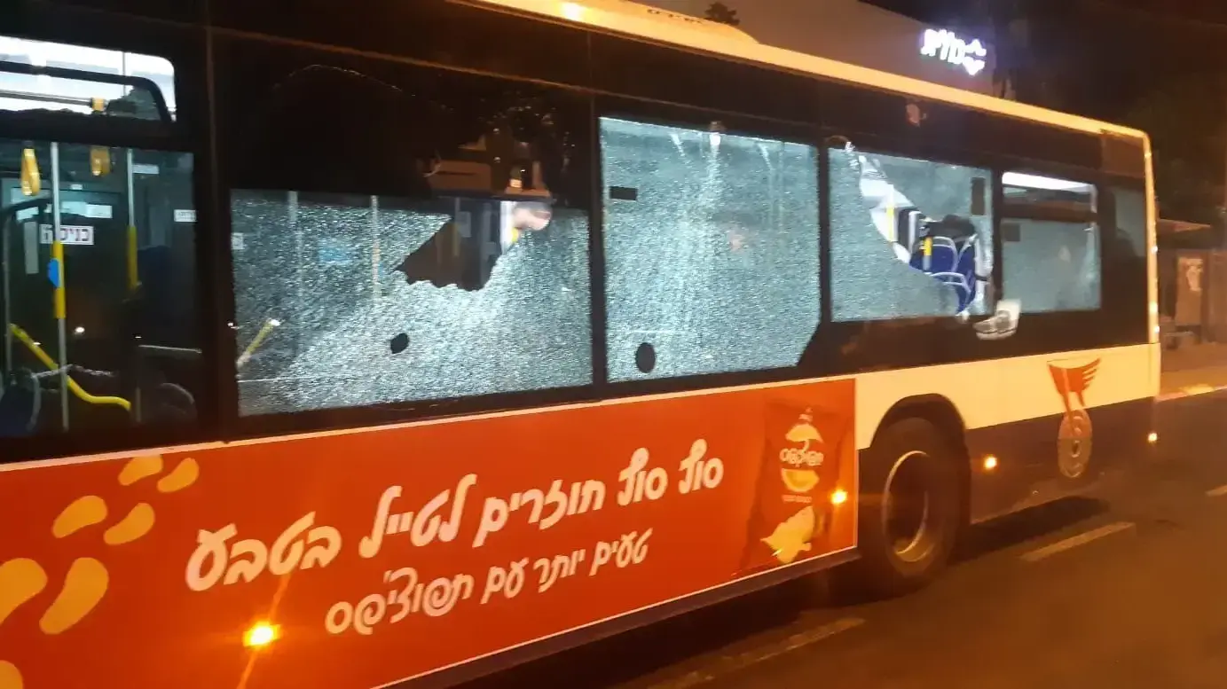 אוטובוס נרגם באבנים במהלך הפגנות על מות איאד אלחלאק ביפו 9 ביוני 2020
אוטובוס נרגם באבנים במהלך הפגנות על מות איאד אלחלאק ביפו 9 ביוני 2020