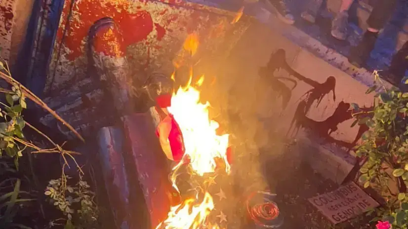פסלו של כריסטופר קולומבוס עולה באש אחרי שהופל על ידי מפגינים בעיר ריצ'מונד, ארה"ב, 9 ביוני 2020