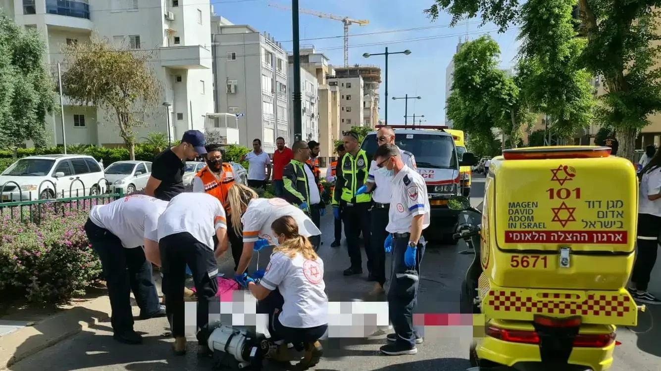 זירת תאונת הדרכים ברחוב פתח תקווה בנתניה, 11 ביוני 2020 זירת תאונת הדרכים ברחוב פתח תקווה בנתניה, 11 ביוני 2020