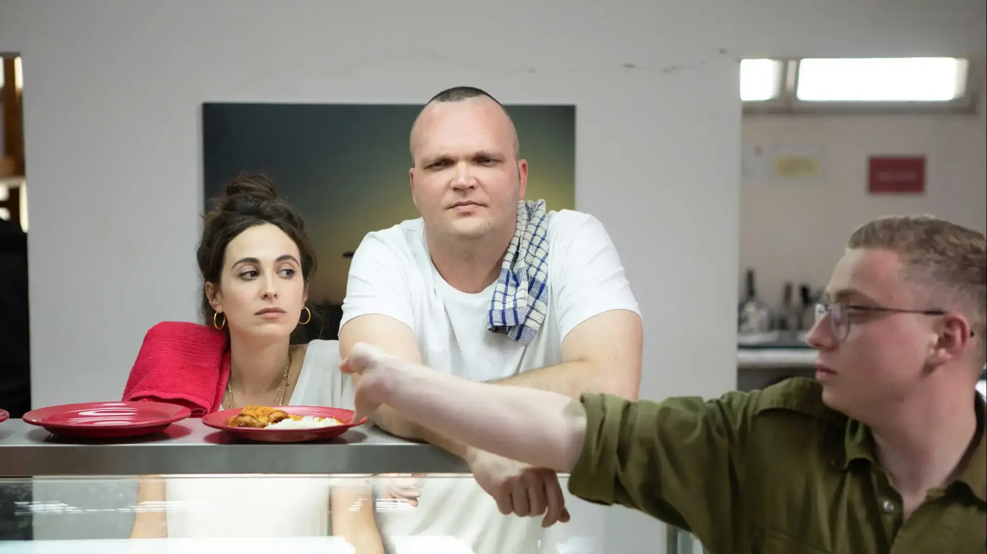 תאג"ד עונה 2, ארתור גירופניקס בתפקיד "מקרר", הדר טישמן בתפקיד אגם תאג"ד עונה 2, ארתור גירופניקס בתפקיד "מקרר", הדר טישמן בתפקיד אגם