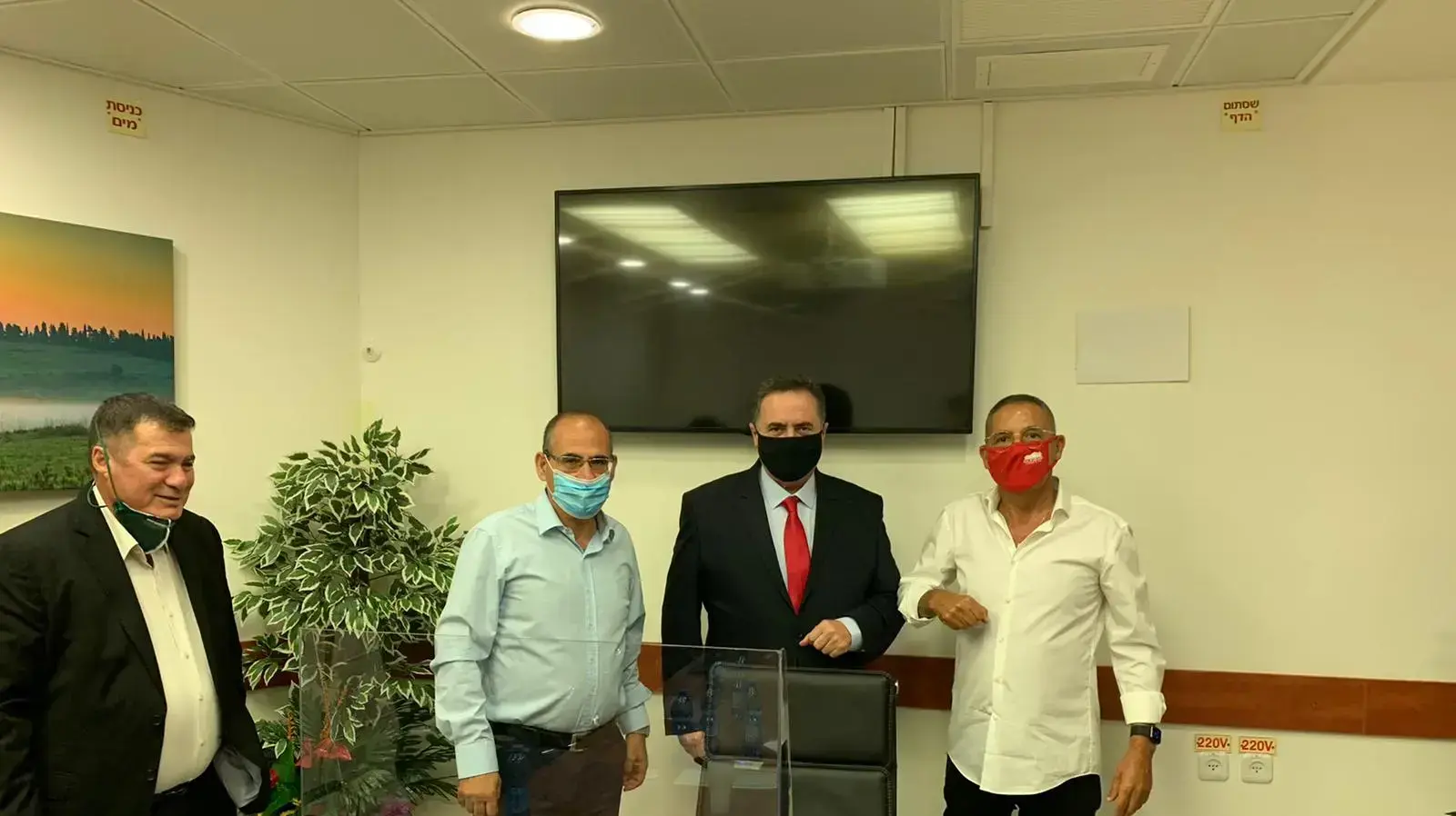 ממלא מקום נשיא התאחדות בוני הארץ אלי אביסרור, שר האוצר ישראל כץ וראש האגף התקציבים במשרד האוצר שאול מרידור ממלא מקום נשיא התאחדות בוני הארץ אלי אביסרור, שר האוצר ישראל כץ וראש האגף התקציבים במשרד האוצר שאול מרידור