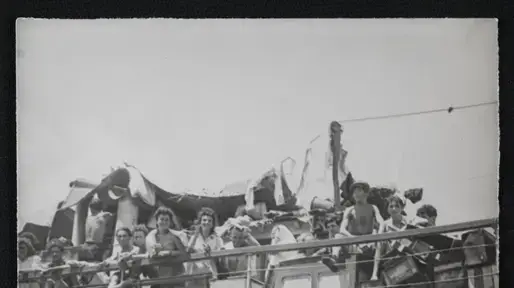 אוניית המעפילים "מקס נורדאו" (סמירנה - Smyrna) עוגנת בנמל חיפה, ומספר מעפילים יוצאים מתוכה. 1946 אוניית המעפילים "מקס נורדאו" (סמירנה - Smyrna) עוגנת בנמל חיפה, ומספר מעפילים יוצאים מתוכה. 1946