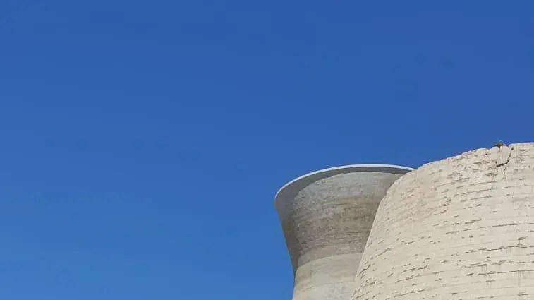ראשת העיר חיפה עינת קליש-רותם ליד ארובות בתי הזיקוק ראשת העיר חיפה עינת קליש-רותם ליד ארובות בתי הזיקוק