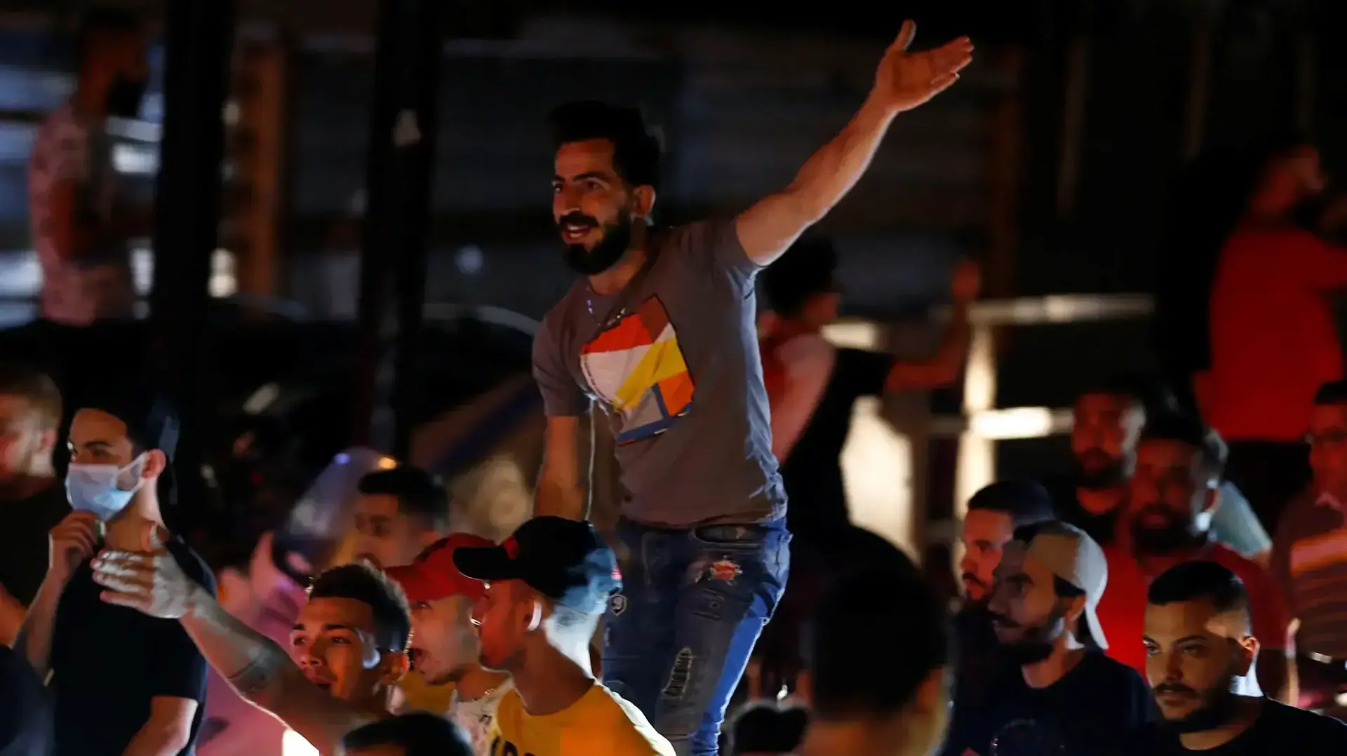 מפגינים במהלך מחאה על המצב הכלכלי בביירות, לבנון - ה-11 ליוני 2020 מפגינים במהלך מחאה על המצב הכלכלי בביירות, לבנון - ה-11 ליוני 2020