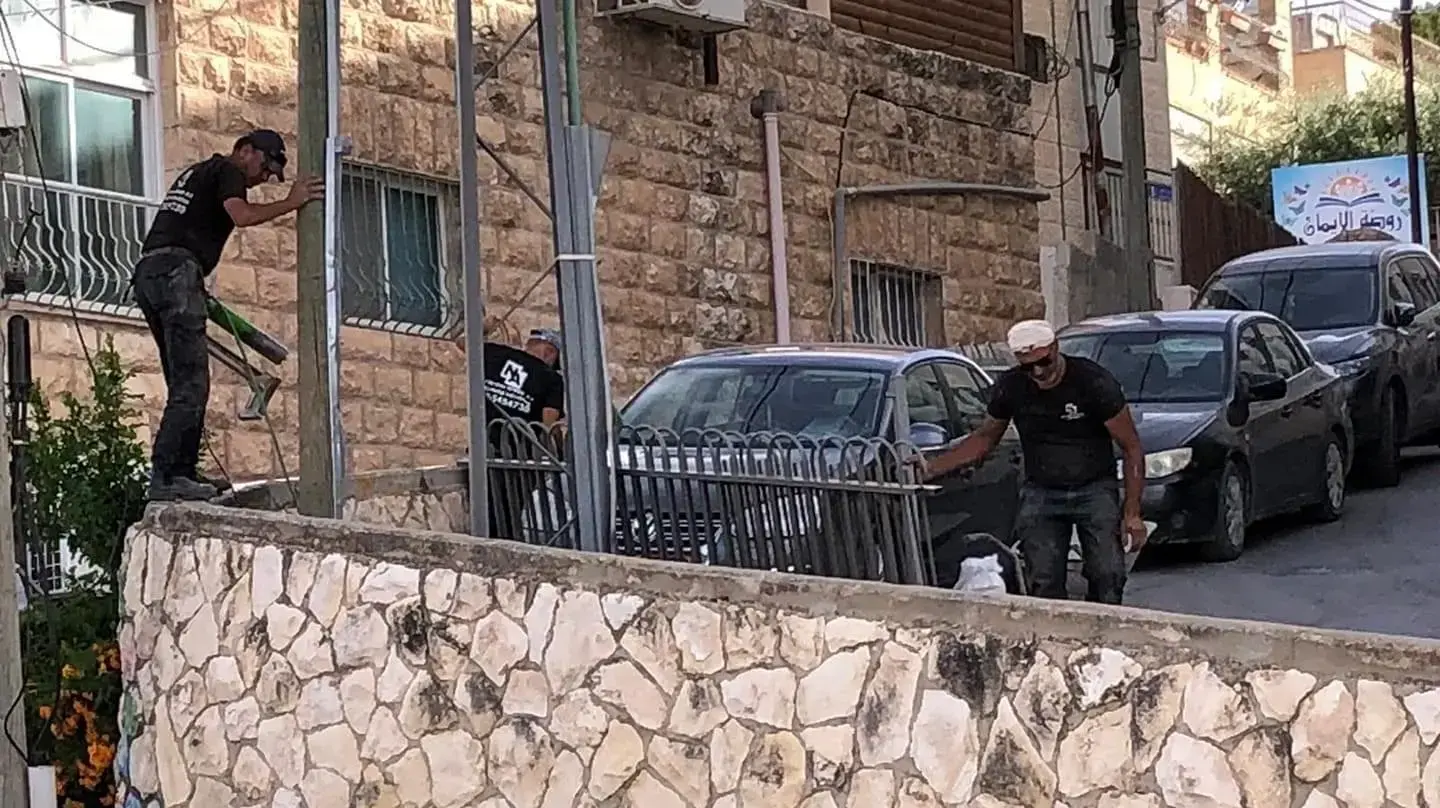 הקמת גדר בשכונת צור באהר במזרח ירושלים, לאחר שילד שרכב עם אופניו נפל שם ונפגע קשה, 12 ביוני 2020 הקמת גדר בשכונת צור באהר במזרח ירושלים, לאחר שילד שרכב עם אופניו נפל שם ונפגע קשה, 12 ביוני 2020