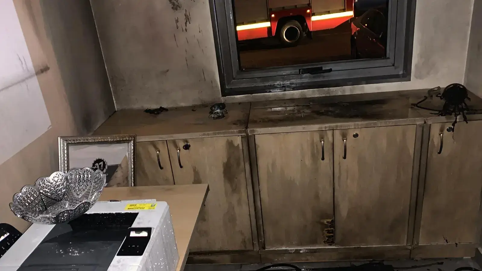 נזק שנגרם למבנה של עיריית תל אביב-יפו לאחר שהושלך לעברו בקבוק תבערה, 13 ביוני 2020 נזק שנגרם למבנה של עיריית תל אביב-יפו לאחר שהושלך לעברו בקבוק תבערה, 13 ביוני 2020