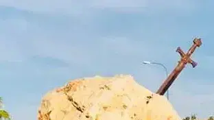 פסל החרב והמגן של שאול המלך בכיכר בבית שאן פסל החרב והמגן של שאול המלך בכיכר בבית שאן