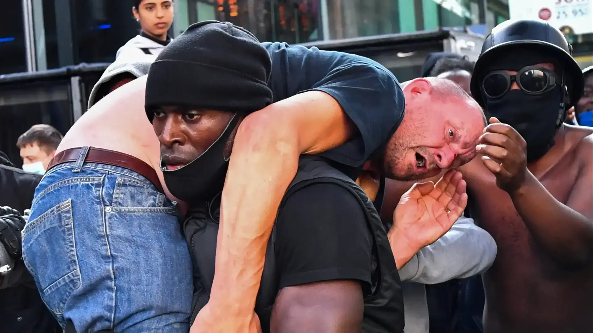 פעיל תנועת black lives matter מפנה פעיל ימין קיצוני בהפגנה, לונדון, בריטניה, 13 ביוני 2020 פעיל תנועת black lives matter מפנה פעיל ימין קיצוני בהפגנה, לונדון, בריטניה, 13 ביוני 2020