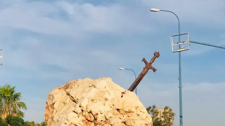 הלילה נגנבה חרב ברונזה גדולה שהיתה חלק מפסל שהוצב לאחרונה באחת הככרות בבית שאן, 14 ביוני 2020 הלילה נגנבה חרב ברונזה גדולה שהיתה חלק מפסל שהוצב לאחרונה באחת הככרות בבית שאן, 14 ביוני 2020