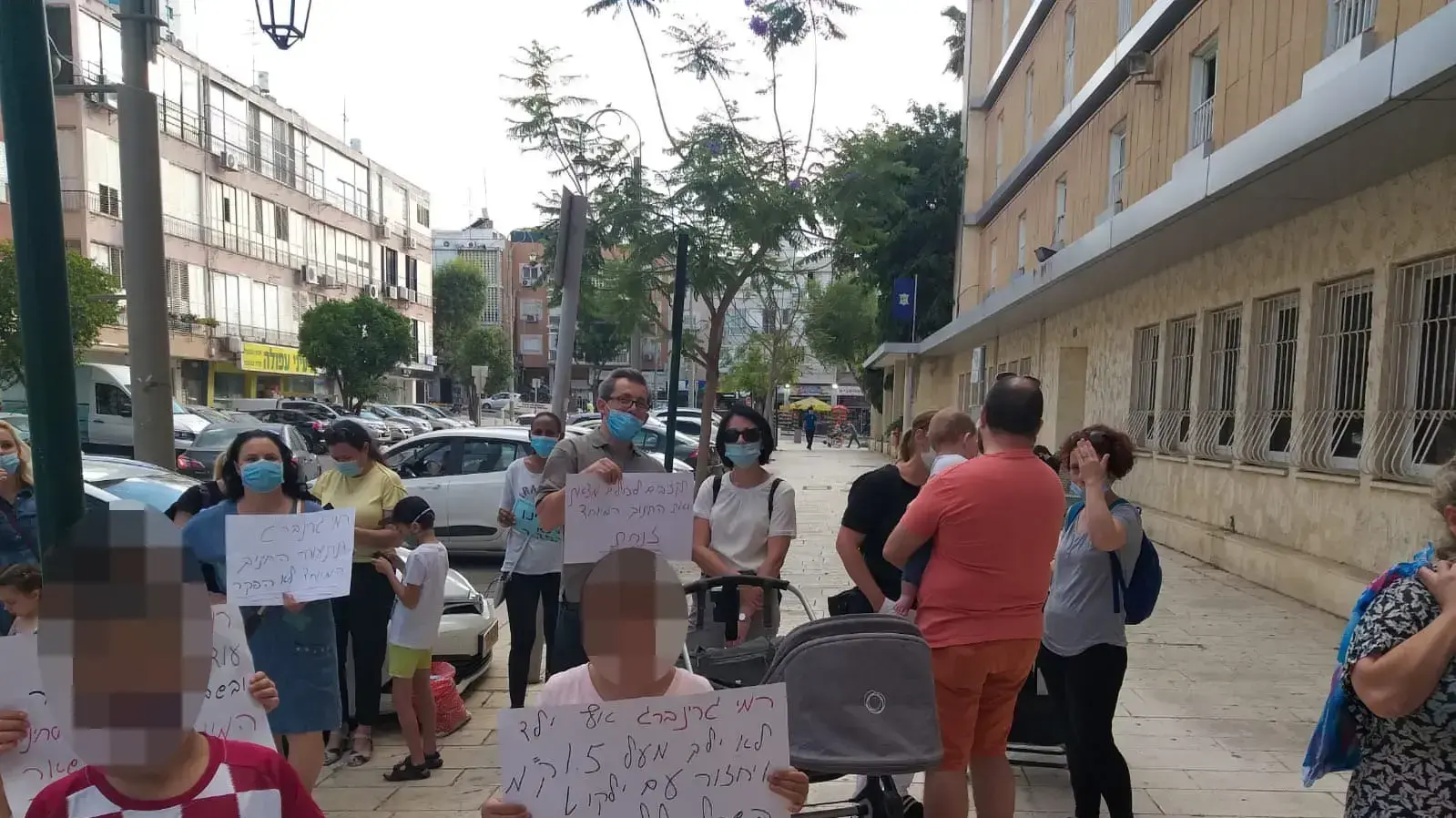 הפגנה של הורים לילדים עם צרכים מיוחדים ליד בניין עיריית פתח תקוה 15 ביוני 2020 הפגנה של הורים לילדים עם צרכים מיוחדים ליד בניין עיריית פתח תקוה 15 ביוני 2020