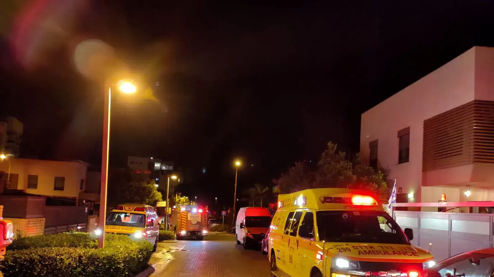 צוותי רפואה בזירת שריפה בהוסטל ברחובות, 15 יוני 2020 צוותי רפואה בזירת שריפה בהוסטל ברחובות, 15 יוני 2020