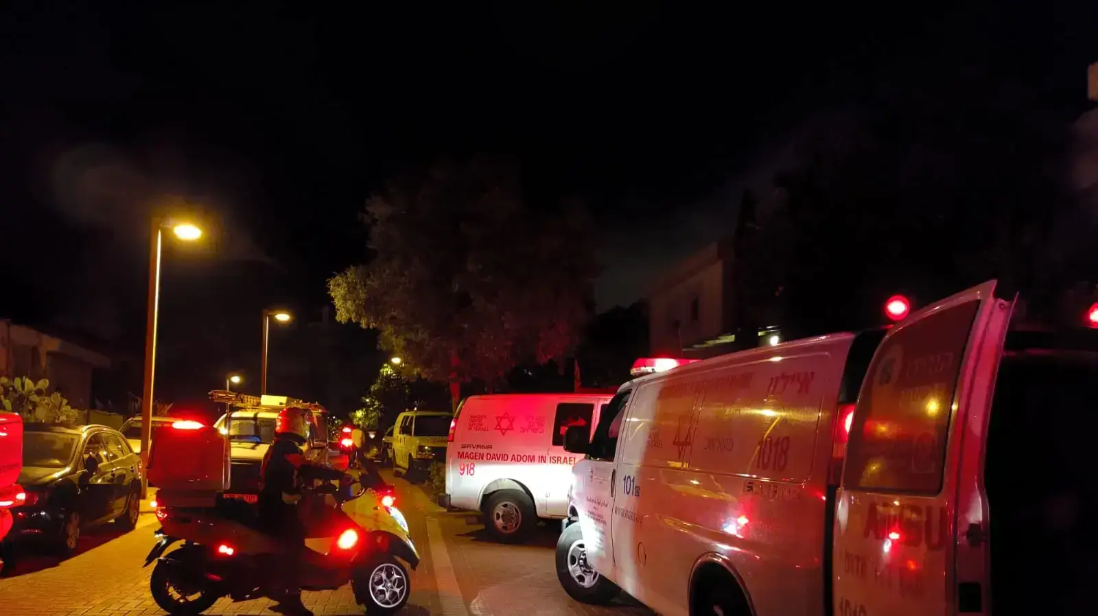 צוותי רפואה בזירת שריפה בהוסטל ברחובות, 15 יוני 2020 צוותי רפואה בזירת שריפה בהוסטל ברחובות, 15 יוני 2020