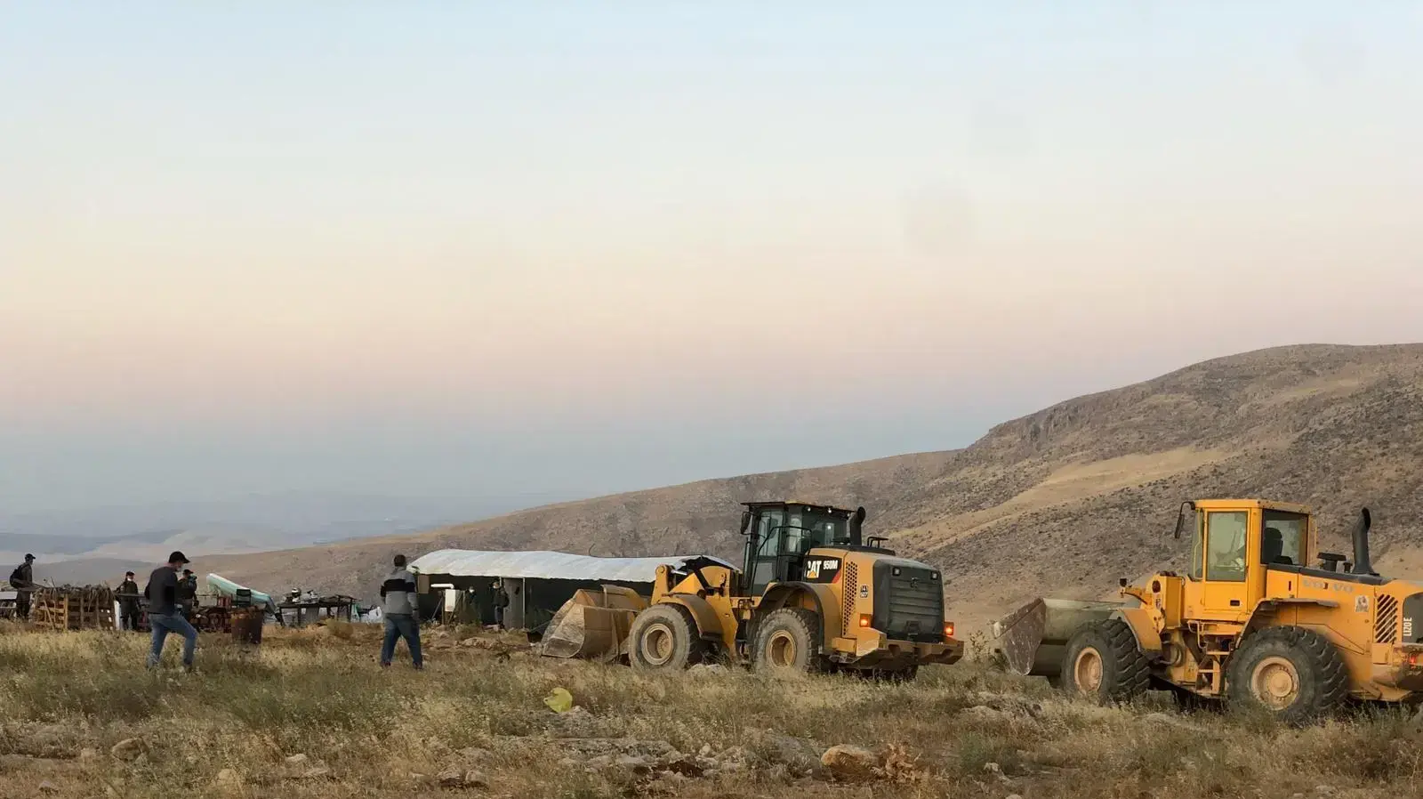 כוחות מג"ב והמנהלל האזרחי פועלים לפינוי מאזחים בבנימין, 15 יוני 2020 כוחות מג"ב והמנהלל האזרחי פועלים לפינוי מאזחים בבנימין, 15 יוני 2020