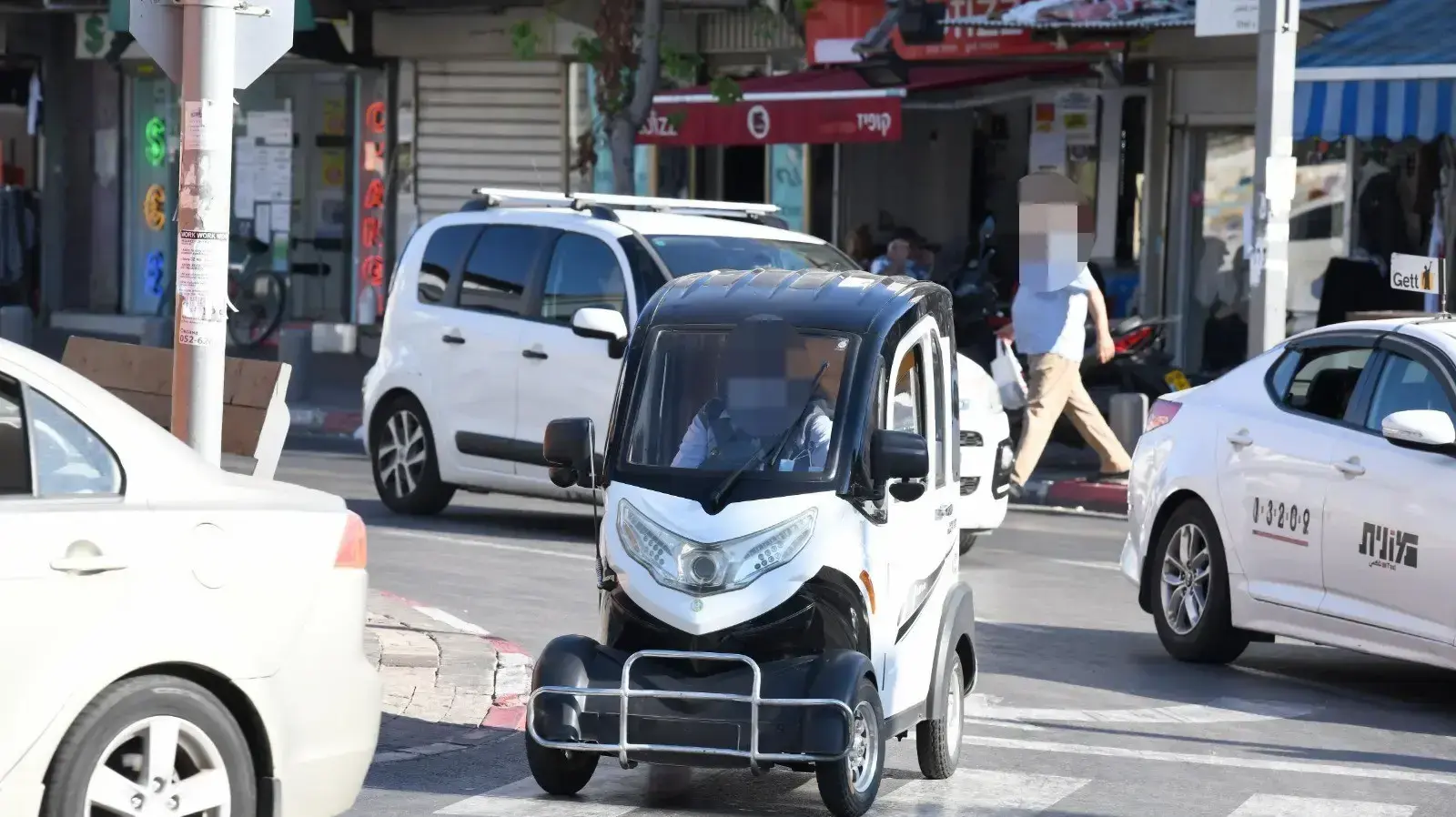נסיעה על קלנועית בתל אביב 15 ביוני 2020 נסיעה על קלנועית בתל אביב 15 ביוני 2020
