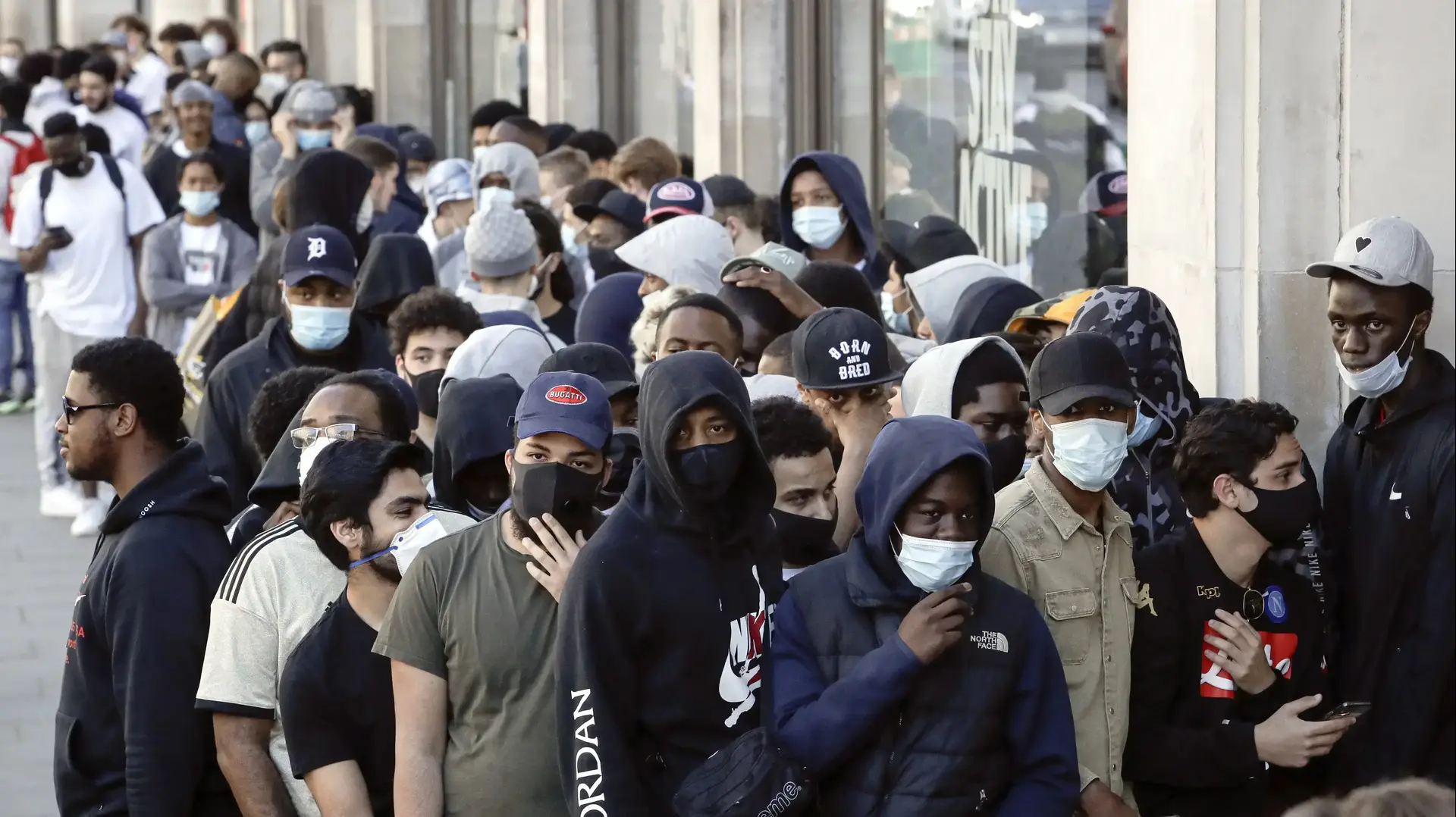 תור בכניסה לחנות של ניוקטאון בלונדון לאחר האטה בקצב התשפטות נגיף הקורונה 15 במאי 2020 