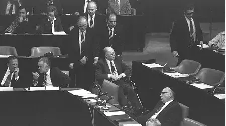 בגין מגיע לדיון על חוק רמהג, 14/12/81 בגין מגיע לדיון על חוק רמהג, 14/12/81