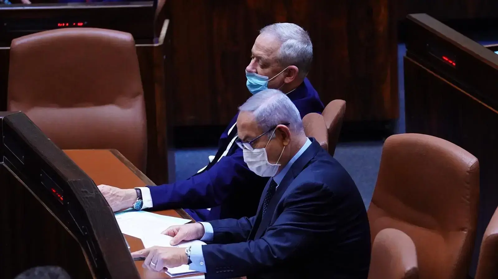 ראש הממשלה בנימין נתניהו ושר הביטחון בני גנץ במליאת הכנסת, 15 ביוני 2020 ראש הממשלה בנימין נתניהו ושר הביטחון בני גנץ במליאת הכנסת, 15 ביוני 2020