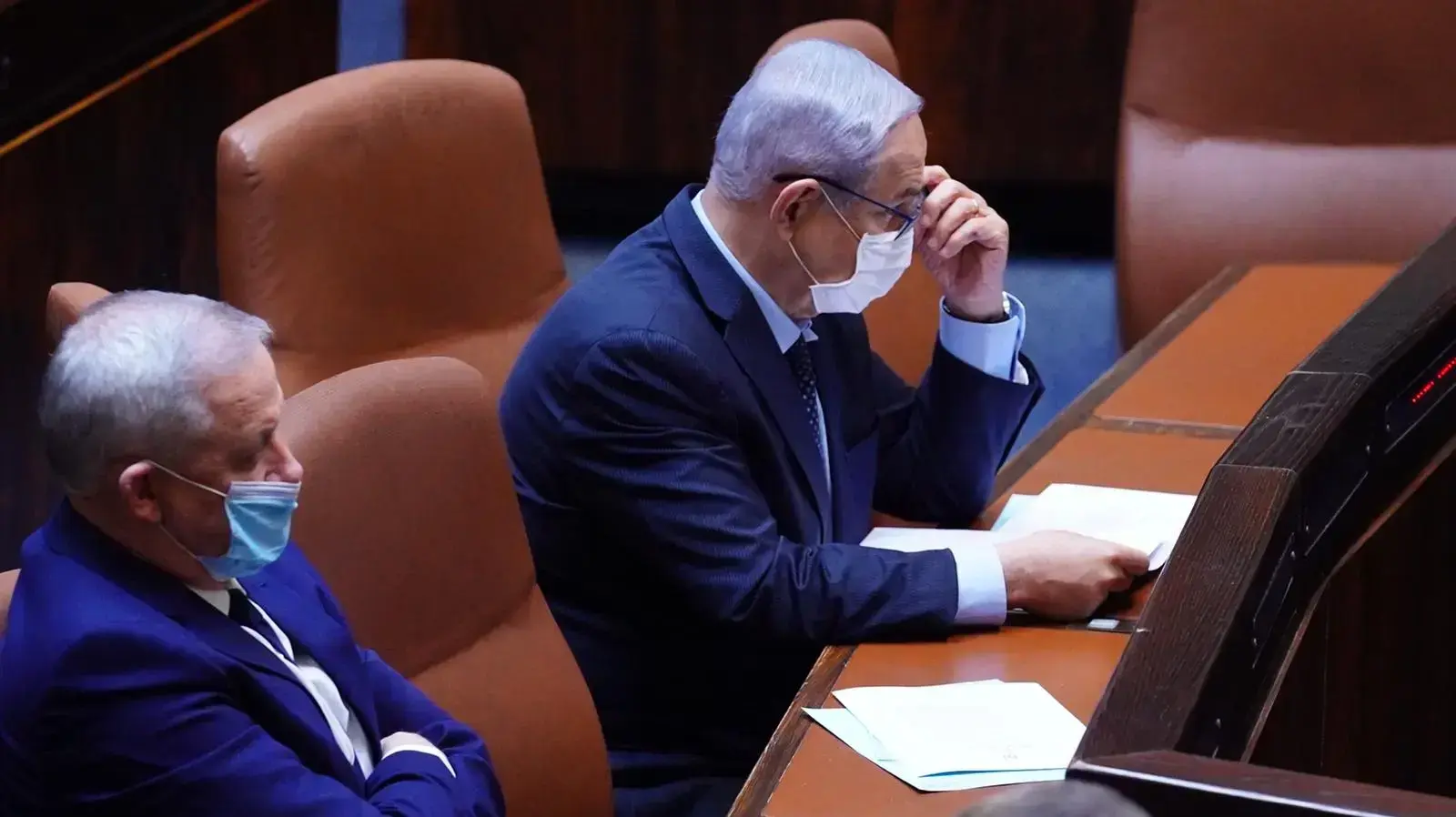 ראש הממשלה בנימין נתניהו ושר הביטחון בני גנץ במליאת הכנסת, 15 ביוני 2020 ראש הממשלה בנימין נתניהו ושר הביטחון בני גנץ במליאת הכנסת, 15 ביוני 2020